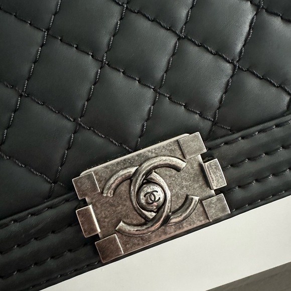 Authentic large Chanel Boy Bag in black calfskin. Comes with full set. - Picture 3 of 12